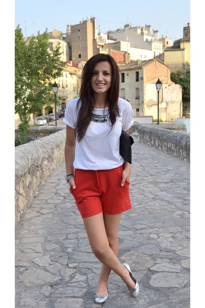 mango-shorts-zara-flats-lefties-t-shirt_400